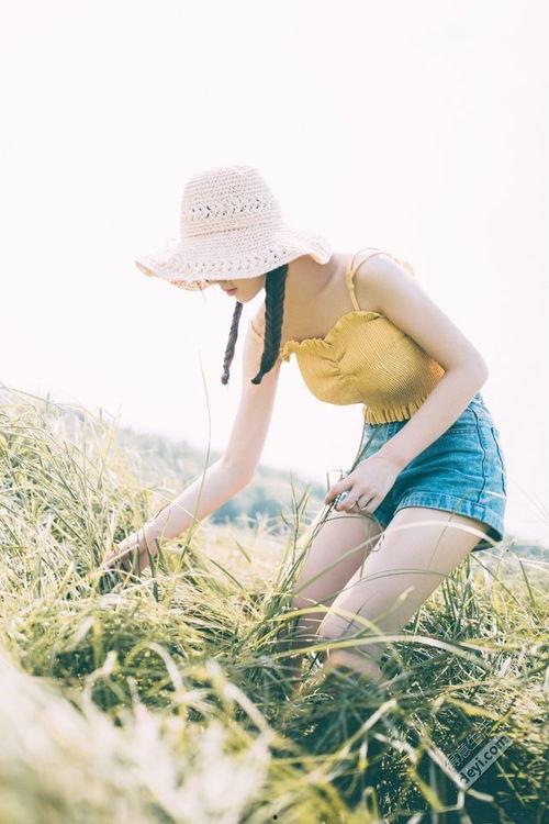 重庆吃瓜少女拍照,捕捉市井生活瞬间