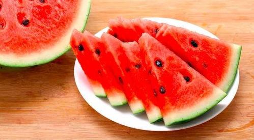 播放吃瓜的照片,捕捉夏日吃瓜瞬间