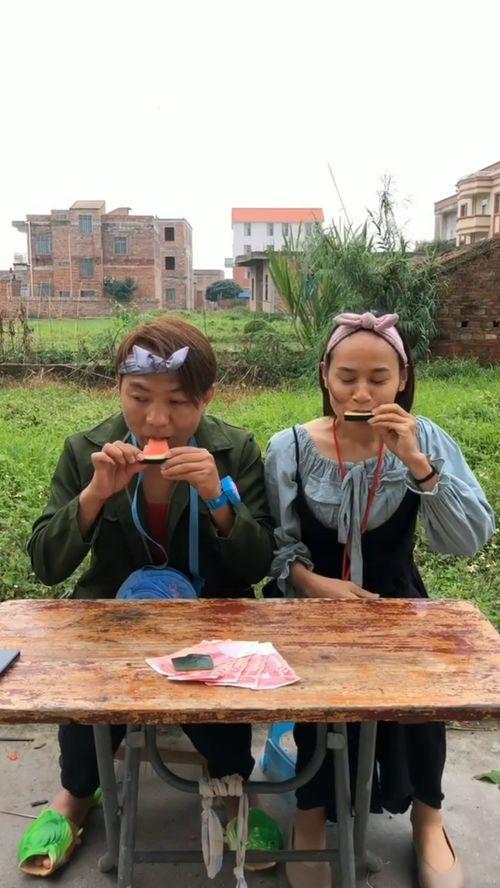 双人吃瓜比赛