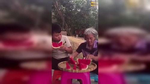 孙子跟奶奶抢瓜吃,孙子与奶奶的甜蜜抢瓜大战
