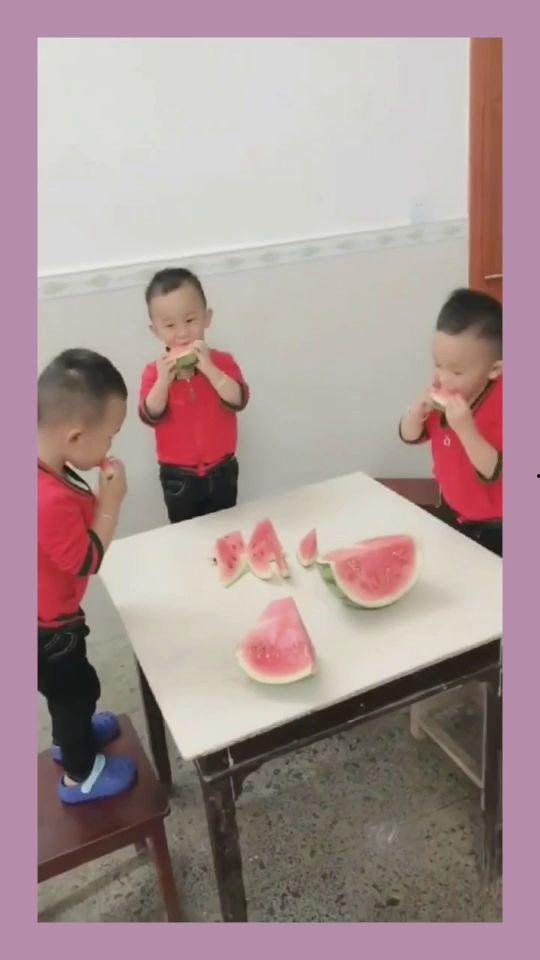 吃瓜吃的快会唱歌了