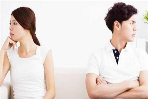 夫妻听到吵架吃瓜视频,笑料百出引发家庭欢乐时光