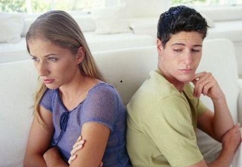 夫妻听到吵架吃瓜视频,笑料百出引发家庭欢乐时光